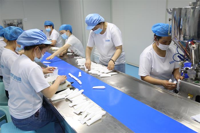 修康药业膏药包装车间